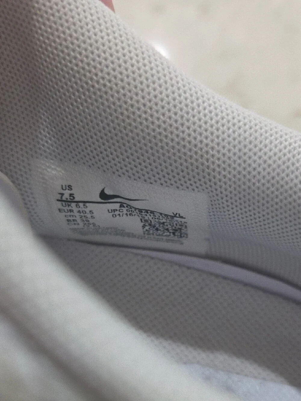 Nike White Vapor Athletic Sneakers - Lightweight Lace-Up